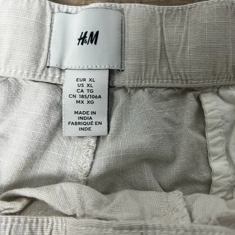 H&M Men's Light Cream Flat Front Shorts - Picture 2 of 4